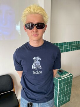 アップバングセンターパートハイトーンカラー髪型メンズ