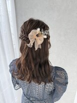 カシュカシュ 表参道(cache cache)&nbsp;短くてもできる参列ヘアハーフアップアレンジ