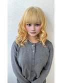 ハイトーン　ブロンドヘア　レイヤーカット　ウェーブ巻き　YUKI