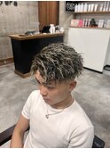 メンズパーマ金メッシュ縦落ちツイスパアップバング