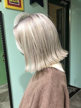 ヴィレッタ(VIRETTA) ホワイト×ブロンド