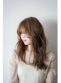 毛先ワンカールで弾む顔周りレイヤーロングスタイル。