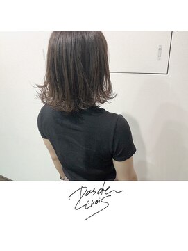 パドトロワ(Pas de trois) 新潟×切りっぱなし前下がりボブ×色素改善ブルージュ