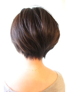 レウナ 外苑前(Reuna) 20代30代40代大人可愛いひし形ショートボブ　黒髪ショート