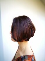 イチゼロイチゼロイチ(10101)&nbsp;首と肩のラインを美しく見せるセクシーな丸みの大人ボブ。