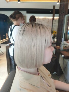 ヘアリゾート粋 ティガ 池袋店(tiga) ぷつっとボブ/ホワイト