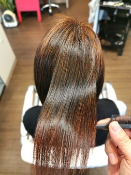 ドゥージングヘアースクラッチ(Dozing Hair Scratch) 最上級の縮毛矯正で艶髪ボブ