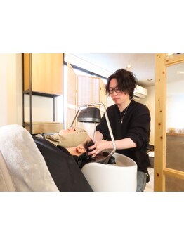 極上の癒しを求める方に。ヘッドスパで話題の頭浸浴！頭皮のコリをほぐし、髪の芯から健やかに。