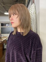 タヴィ(Tavi) 透明感ハイトーンベージュカラーのウルフヘア/レイヤー/顔周り