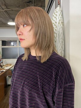 タヴィ(Tavi) 透明感ハイトーンベージュカラーのウルフヘア/レイヤー/顔周り