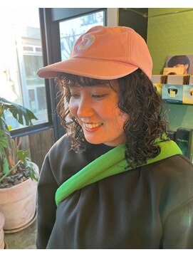 ビハインドザカーテン(BEHIND THE CURTAIN) わちゃバングレイヤーウルフパーマ×ミディパーマ×くせ毛風パー