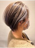 透明感たっぷりベージュカラーのショートボブ