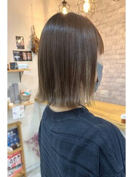 ベラ(Bella) 大人可愛い外ハネミディアムセミロング20代30代40代