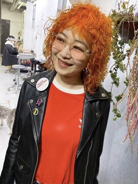 フィン(fin,) オレンジカラー/ウルフカット/ウルフパーマ／ブリーチパーマ