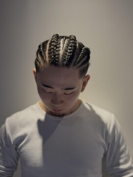 フランクスバーバーザスタンド(Frank’s barber the stand) 刈り上げセンターパート/波巻きツイストスパイラル/飯田橋