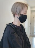 大人刈り上げ前下がりショート　ハイトーンベージュ
