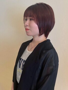 トップヘアー アヴェニュー 刈谷(TOPHAIR Avenue) チェリーレッドカラーでスッキリショート/ぱっつん前髪