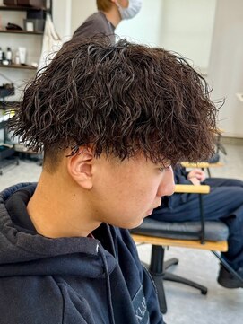 フゥ 宇都宮(FeU) スペインカールツイストパーマツーブロックフェードメンズヘア