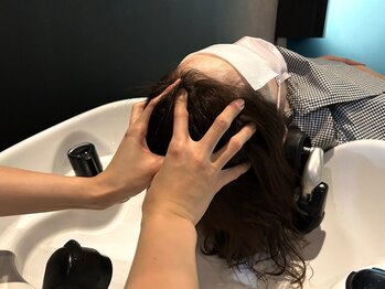 ヘアギャラリーリリカル(hair gallery Lyrical)の写真/ヘアエステコース多数★頭皮の汚れをすっきり落として直接栄養を補給！髪のお悩みに合わせて徹底的にケア♪