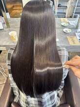 【ホリスティックカラー1】テラヘルツ美容液を頭皮に浸透させ、頭皮のタンパク質を復元！