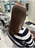 ミディアムレングスに 透明感たっぷりの明るめベージュ