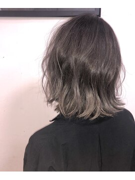 ペネロープ(Penelope) グレージュ/透明感カラー/ミディアム/外はね　　担当　夕島