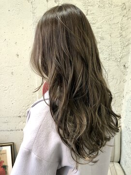 ペネロープ(Penelope) カーキアッシュ/ロングウェーブ/ハイライト 担当 夕島