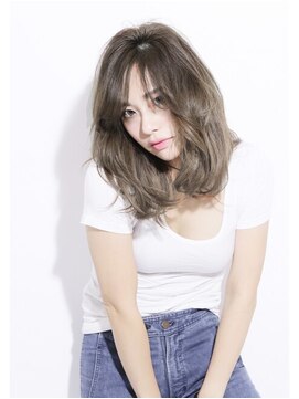 カラーリゾートAi 葛西店 弾むようなカールでグレージュカラーを華やかに