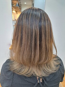 クッカ(kukka) バレイヤージュカラーのミディアムスタイル