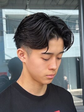 トゥイン 八王子(TWIN) メンズ刈り上げセンターパートフェザーパーマブルーブラック