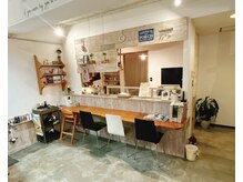 待合スペースは、店内WiFi完備で親子や友達での来店も多数