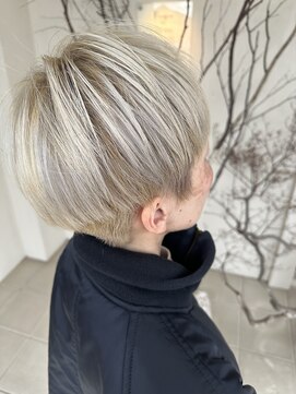 フランジェッタヘアー(Frangetta hair) ホワイトデザインショート