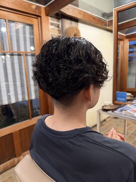 テントヘアー(tent hair) 柔らかい動きで魅せる大人のメンズパーマ