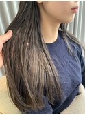 ぱっつんのワイドバンクとロングのワンレングススタイル