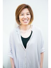 【岡崎 あい】　ハイトーンカラーが得意　（スタイリスト歴18年）