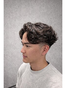ワンワンオー バーバーショップ 長浜店(@110 BARBER SHOP) スパイラルパーマ×センターパートで魅せる、妥協なき色気