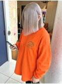 ホワイトグレージュ×ハイトーンカラー×切りっぱなしミディアム