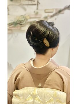 ヘアセットサロンエッジ(Edge) 色留袖で受賞式ヘア