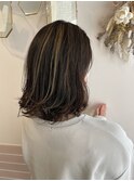 コントラストを付けた肩上ミディ