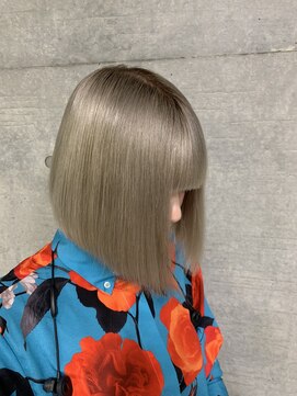 クロ(Kro) シルバーベージュカラー　切りっぱなしボブ