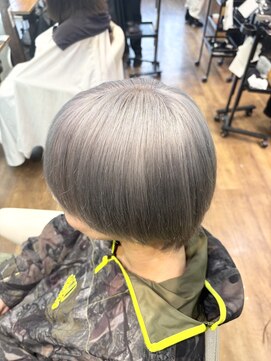 アン(Hair make un) ホワイトシルバー