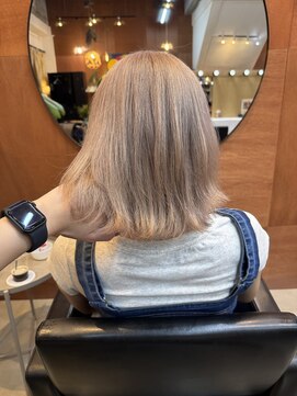 チャプター 問屋町(chapter) ケアブリーチホワイトミルクティーカラー顔まわりレイヤーカット