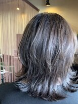 ヘアーエヌプラス (HAIR N+) セミロングボブ外ハネ巻き＆波巻き＆くびれ・グレーベージュ