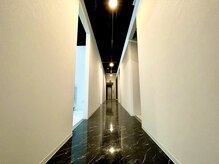 落ち着きのある白と黒を基調にした内装空間☆