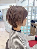 大人ハイライトの耳掛けショートボブ