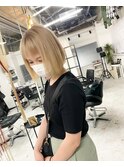 ブロンドのストレートボブ