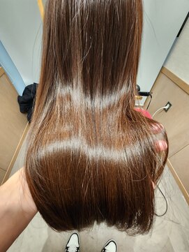 チュエベルパーチ グレージュカラー斜めバングデザインカラーシルキーベージュ