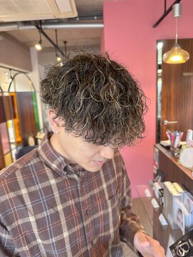 グート ヘアーメイク(gut HAIR MAKE) メンズ ハイライトパーマ 波巻きパーマ くせ毛ベース