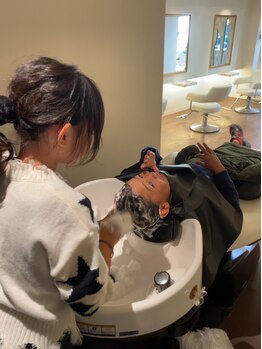 アモーイ(amooi)の写真/マンツーマン施術だからこそできる、あなたのお悩みやご要望をしっかりと汲み取り、理想の髪へと導きます。
