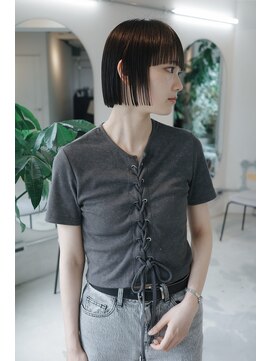 フェイヴィーズ(FavyS) ワイドバングに襟足ギリギリの切りっぱなしなミニボブ